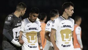 Jugadores de Pumas en lamento