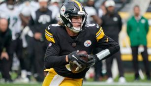 Kenny Pickett en acción con Steelers