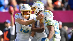 Jugadores de los Chargers festejando un touchdown