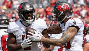 Jugadores de los Buccaneers festejando un touchdown