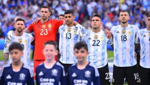 Romero (19) y jugadores de la Selección argentina previo a un partido