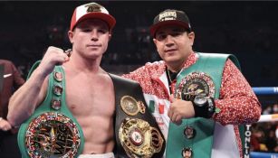 Canelo Álvarez y Eddy Reynoso con los títulos del CMB