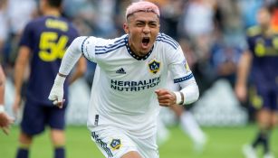 Julián Araujo celebra con el LA Galaxy vs Nashville SC