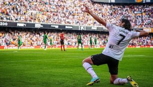 Cavani en festejo de gol