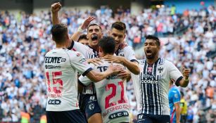 Jugadores de Rayados en festejo de gol