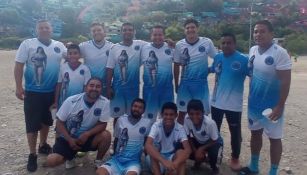 Equipo de futbol amateur con uniforme de Karely Ruíz