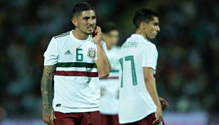 Víctor Guzmán durante un partido con México