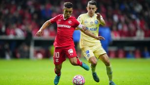 Leo Fernández en acción con Toluca vs América en la Ida de la Semifinal del AP22