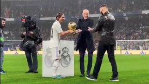 Zidane y Modric entregando el Balón de Oro a Benzema