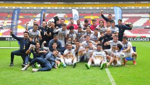 Pumas Sub 20 celebrando el título del AP22