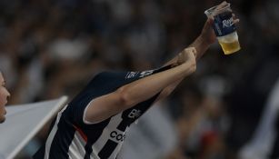 Aficionado de Rayados con cerveza