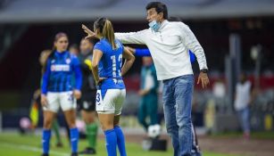 Roberto Pérez dirigiendo al Cruz Azul