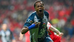 Romario Ibarra celebra con Tuzos ante Toluca