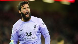 Alisson en un partido de Liverpool