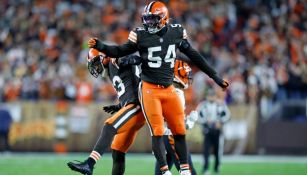 Festejo de los defensivos de los Browns