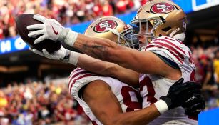 Jugadores de los Niners destejan una acción