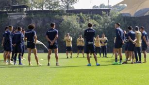 Rafa Puente conociendo a los jugadores de Pumas