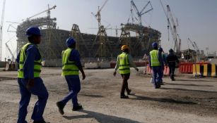 Trabajadores durante la construcción de un estadio de Qatar 2022