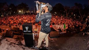 Carlos Vela a afición del LAFC: 'Me tardé cinco años, ¡pero aquí está el pin... trofeo!