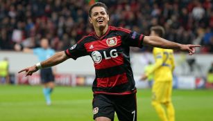 Chicharito en celebración de gol con Leverkusen