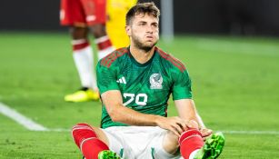 Santiago Giménez durante un partido con México