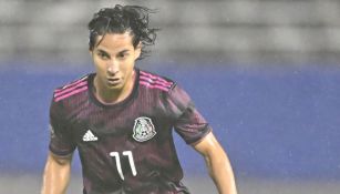 Diego Lainez durante un partido de México