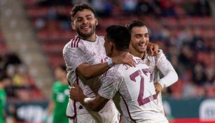 Jugadores de México festejando un gol