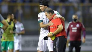 Raúl Jiménez abraza a Gerardo Martino