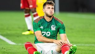 Santiago Giménez durante un partido con México