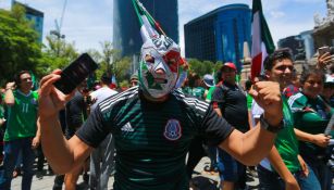 Aficionados mexicanos festejando un triunfo