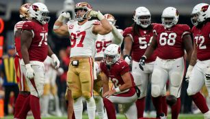 Nick Bosa festeja una acción en el Azteca