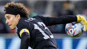 Memo Ochoa en un partido de México 