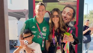 Guardado y su familia en la concentración del Tri