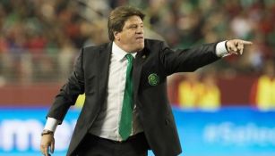 Miguel Herrera da indicaciones en un partido del Tri 