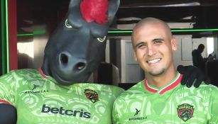 Luis Rodríguez posa con la mascota de FC Juárez