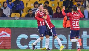 Jugadores de Chivas festejan gol vs Tigres