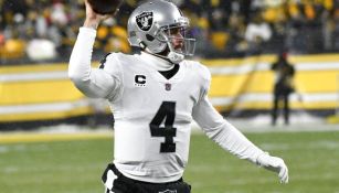 Raiders mandaron a la banca Derek Carr