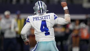 Dak Prescott de los Dallas Cowboys celebrando un touchdown