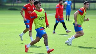 Víctor Guzmán en entrenamiento con Chivas