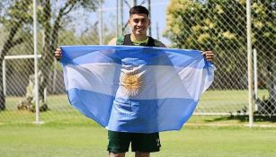 Adonis Frías con la bandera de Argentina