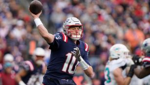 Mac Jones lanzando un pase en partido contra los Miami Dolphins