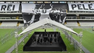 Escenario para funeral de Pelé en el estadio Vila Belmiro