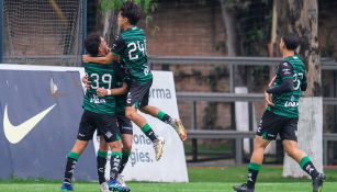 Jugadores de las inferiores de Santos, en festejo de gol