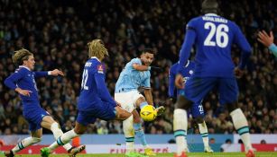 Riyad Mahrez pateando el balón entre jugadores del Chelsea