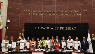 Ricardo Monreal recibió a Chivas Femenil en el Senado de la República