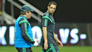 Miguel Herrera y Chicharito Hernández en un entrenamiento 