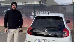 Gerard Piqué llegando en un Twingo