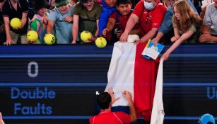 Medvedev firmando una bandera rusa