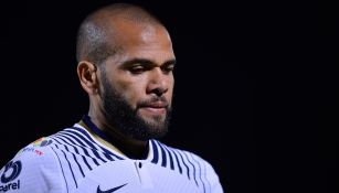 Dani Alves en un partido con Pumas