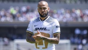 Dani Alves en un partido con Pumas